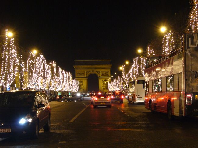 2006年12月にパリとロンドンへ行ってまいりました。<br />移動は往復JAL利用、ヨーロッパ内はルフトハンザ利用です。<br />実質パリ２日半しかいれず、駆け足な旅行となりまいた。<br />まず、着いた当日、夜遅くだったのですぐ寝る。。。<br />実質1目目、午前中はパリ市内観光。午後はベルサイユ宮殿。夜はシャンゼリゼ通りへ。<br />2日目は朝から終日モンサンミッシェルへ。<br />3日目は午後からロンドンへ移動でした。<br />滞在時間が短く心残りもありますが、クリスマス時期のロマンチックま旅行となりました。