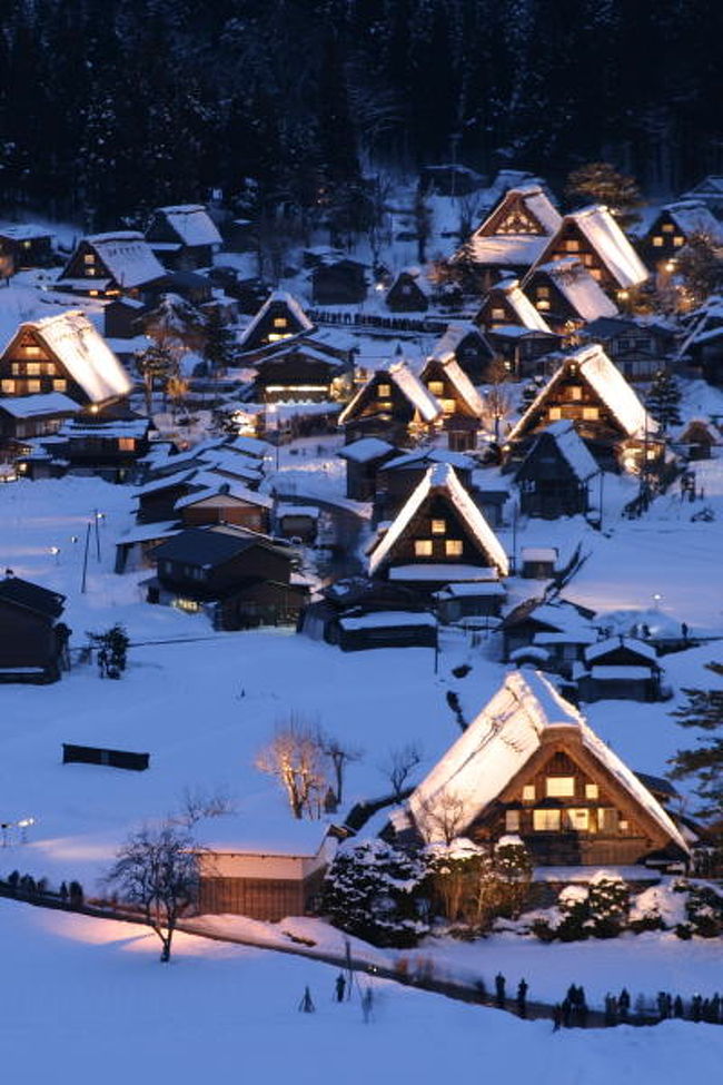 以前から一度は行きたいと思っていた世界遺産・白川郷の光のペーゼント「ライトアップ」。東海北陸自動車道の全線開通は間もなくのはず・・。来シーズンは大挙して観光客が訪れそうな予感がし、行くならば今シーズンしかないかなぁ・・と勝手に考え、苦手の雪道に車を走らせることに。天気はあいにくの曇り空。それでもライトアップには関係なし。スキーウェアと長靴を持って、昼過ぎ自宅を出発しました。感動のシーンに会えることを期待しながら・・。<br /><br />写真は、17:45頃のライトアップ、展望台から・・。