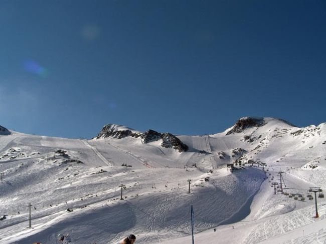 Zell am Seeはザルツブルグの南のツェル湖(Zeller See)の畔にある街で、ザルツブルグから100km、ミュンヘンから180kmのところにあります。Zell am Seeのすぐ南側の山、キッツシュタインホルン山(Kitzsteinhorn)にスキーに行きました。<br /><br />総滑走距離:40km(初心者21km、中級19km)<br />リフト19(ゴンドラ・ロープウェイ4、リフト5、Tバーリフト10)<br /><br />スキー場のホームページ<br />http://en.kitzsteinhorn.at/<br /><br />リフト乗り場の場所<br />http://maps.google.com/maps/ms?ie=UTF8&hl=ja&msa=0&msid=105056467009889122333.000445cad6abe16c03069&ll=47.24055,12.732124&spn=0.171554,0.31929&z=12&om=0