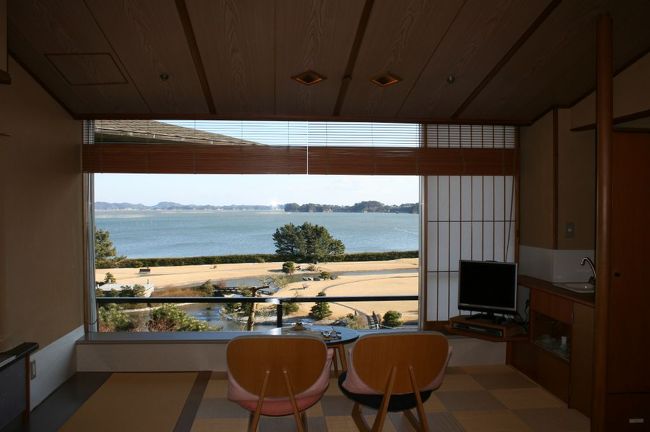 日本三景・松島に夫婦で行ってきました。<br />今回の旅の目的は『とにかくのんびり。ホテルでゆっくり過す』。<br /><br />行き先を考えている時、JR東日本の『びゅう』の「眺望洗心・松島一の坊」というパンフレットが目に止まりました。<br />「眺望洗心」って凄い!<br />パンフレットには、部屋からの眺望が素晴らしく本当に「眺望洗心だわ」と思わせる写真が載っていました。<br />しかも、JR+ホテルがセットになっていてお得だったので『松島一の坊』に決定しました。<br /><br />実際に、お部屋からの眺望は素晴らしく景色に癒されました。(写真)<br />特に、朝日が最高に綺麗で、早起きして見る価値があります!<br />また、部屋もゆったりしていて寛げるしホテルの従業員の方の対応も良く食事も美味しくて、とても良い休日になりました。