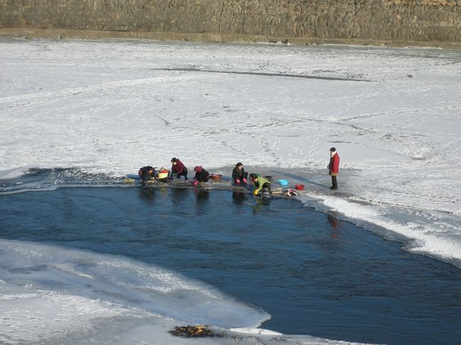 春節初一７日から家族で長白朝鮮族自治県に出かけてきました。<br /><br />鴨緑江が凍るこの季節にも川で洗濯する人（写真）、元気に川で遊ぶ子供達・・・