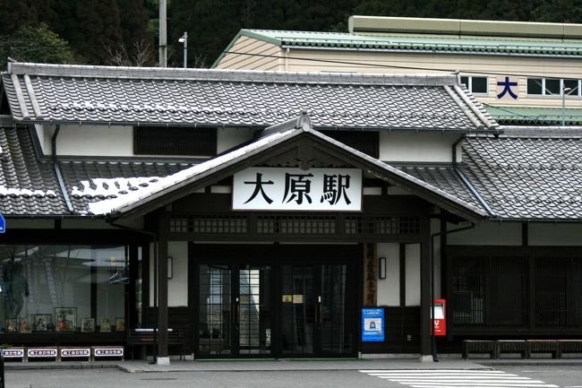 岡山県最北部美作市大原宿を訪ねてみました。詳しくはhttp://www2a.biglobe.ne.jp/~marusan/phohhar1.html<br />雪深いこの町は宮本武蔵の生誕の地でもあり、第三セクの智頭急には「宮本武蔵駅」という名前の駅もあります。<br /><br />そして鳥取県智頭宿で開催されている「雪祭り」で幻想的な世界を堪能しました。途中「あわくら温泉」にお立ち寄り。