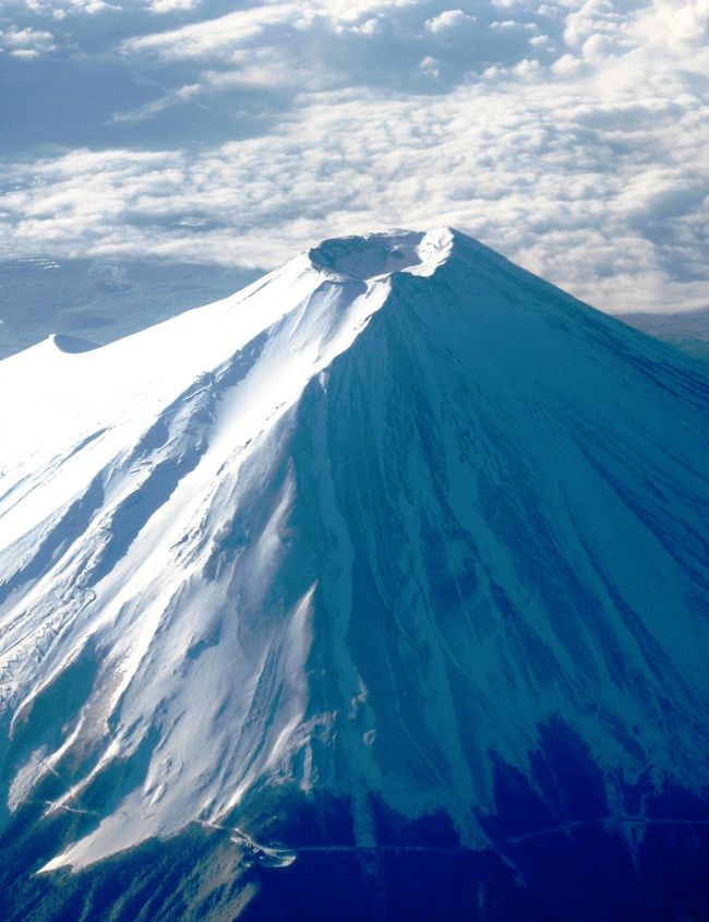 東京羽田を７：３５発の長崎行きＪＡＬ便に乗りました。富士山の真近を飛び、南アルプス瀬戸内海も通過するコースです。最高の日和に恵まれた絶景を紹介します。