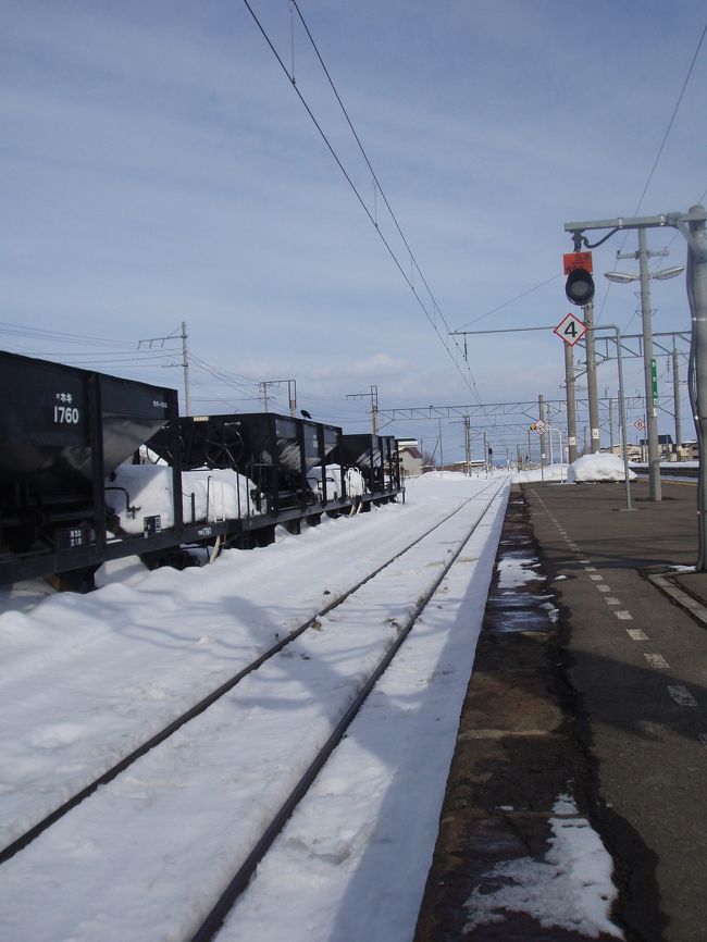 しんしんと降り続く雪の中、百沢温泉の「ひば風呂」で心身ともに温まり、宿の好意に甘え弘前発９：２４発深浦行きの列車に乗るべく宿を出発したジジ・ババ４人。次なる目的地不老ふ死温泉へ向かいました。<br />五所川原まで４５分。五所川原からは津軽鉄道で金木往復。再び五所川原から五能線で不老ふ死温泉のルートです。<br />これまで、レンタカーの旅が多かったのですが、列車に合わせてゆったり、のんびりの楽しさを覚えました。<br />車内での乗り合わせた人たちとのふれあいも楽しみの一つです。