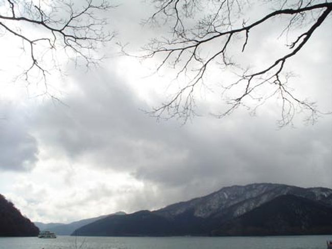 箱根旅行行ってきました！！わが妹と・・、実に10数年ぶりです<br />　　行きは高速バス、帰りはロマンスカーです<br /><br />妹がやってくるのははるばる栃木から。まずはお約束、電車が遅れ、私は寝坊・・・。<br />ぎりぎり高速バス、間に合いました（笑）こんなスタートな箱根旅行（笑）<br />高速バスで約3時間位かな？おしゃべりしてる間にあっという間。で、ランチしようと張りきっていたバス停は通過（笑）<br /><br />　　　そして、着きましたっ、「箱根」です<br />　　<br />まずは向かうは・・・　　芦ノ湖の　「桃源台」　。<br />　　　　ここは、ロープウェー乗り場、そして船着場所。<br /><br />ランチの後に、箱根旅行、芦ノ湖の定番観光、　「海賊船ロワイヤル号」へ乗りました<br />       <br />しかし自分たちの周りの観光客の会話は、「ハングル語」「中国語」ばかりです。8割くらい･･!!<br />ほんとに今の日本はアジアからの観光客が多いんですね！！　韓国中国の景気のよさがうかがえます。<br /><br />晴れてたらもっといい景色だったのでしょうけど、とりあえず箱根旅行定番の、芦ノ湖海賊船を満喫しました<br />　　　　ただ、この時期の湖畔は・・・　かなり寒いです<br /><br /><br />そして今回の箱根旅行では、「国民宿舎箱根レイクホテル」　に泊まりました。<br />　　<br />このホテルは”小田急”系列、そして高速バスも”小田急”、さらに帰りは&quot;小田急ロマンスカー”・・・<br />そうなんです。<br />　　今回の旅はすべて「小田急系列」大利用！！<br />　　　　　それでお値段も格安の旅行ツアーなのです！！<br />・・・ただし、ロマンスカ〜と部屋トイレ付にはグレードアップしましたが・・・（笑<br /><br />この箱根レイクホテルは、パーフェクト！！とまではいかないものの、値段の割には十分過ぎるほどの快適さでした<br /><br />そして、ホテルでのディナーです<br />　　　　　　　　　<br />おいしかったです　おなかいっぱい食べちゃいました＾＾<br />デザートもケーキがついていたのに、ついつい「ハーゲンダッツ」を自販機で購入・・・<br /><br />そして、夜は女姉妹の果てしない下らないおしゃべりはやむことなく・・・・<br />　　　　　　　夜更かし、寝不足なのでした・・・　・・・続く。