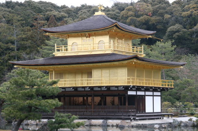 所用で奈良に行ったので、京都に一泊して社寺を散策しました。　<br />途中から雪もパラツキ寒い一日でしたが、久しぶりの京の町を楽しみました。<br /><br />表紙の写真は、金閣・鹿苑寺(きんかく・ろくおんじ）<br /><br />金閣・鹿苑寺ＨＰ：http://www.kinkaku-ji.or.jp<br /><br />