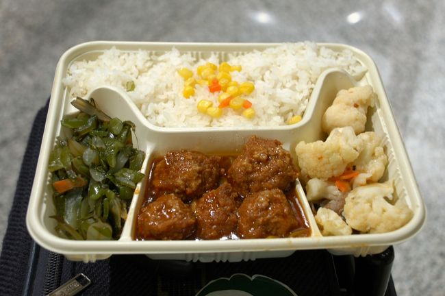 香港へビザを取りに出かける為、早めに広州へ出かける事にしました。<br />期限が2月6日までですが、4日か5日に出かけるつもりです。<br />先ずは広州で落ち着き、パソコンを渡して家に居座り(^^)、香港往復と<br />新疆から来るおじさんに会ってから、北京へ戻ってきます。<br /><br />この間爺ぃは一人になるので、自ずと一人で春節を過ごす事に。<br />心許ないのですが、北京にも老友が結構居るので、彼らと上手く過ごしてくれれば…<br /><br />今の時期、南方は「大雪害」で交通が麻痺しています。<br />空の便は、雪に不慣れな浙江省周辺では欠航も出ているのですが、<br />広州便への影響は無いと聞いています。<br /><br />果たして問題なく無事広州へ到着出来るのでしょうか・・・?<br /><br />(画像の食事は何なのでしょう・・・・・・?)<br />