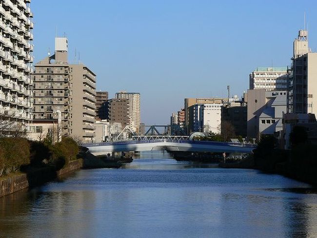 小名木川は慶長年間に徳川家康の命で掘削された運河です。隅田川と中川を結び、行徳の塩や諸国の産物を人口の増えた江戸に運び入れるために作られました。<br />その後、深川が埋立によって広がり、多くの堀が縦横にできて水の都の姿が形成されました。小名木川はその中でも幹線の役割を担って来ました。<br /><br />東西に一直線に流れる小名木川ですからコースはいたって簡単です。<br />歌川広重の名所江戸百景に3つも名所が入っているのに、今までこのコースを思い付かなかったのが不思議なほど。<br /><br />今回は中川から隅田川に向かって橋を巡りました。中川口には江東区の船番所資料館があり、小名木川水運の歴史を学ぶことから始めました。<br />距離はわずか4.6km、橋の数は14。周囲には見所もあって密度の高い散歩道でした。