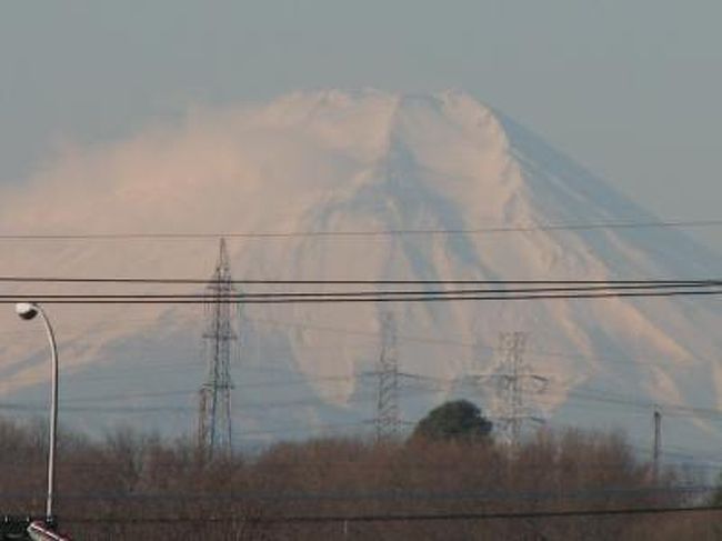 今日は久しぶりの日曜日で午前８時に起床した。　天気は相変わらず晴天であったが、富士山には生憎、肩部分に雲が掛かっていた。　一日中、雲が取れないままだった。<br /><br /><br /><br />＊写真は午前８時頃の富士山