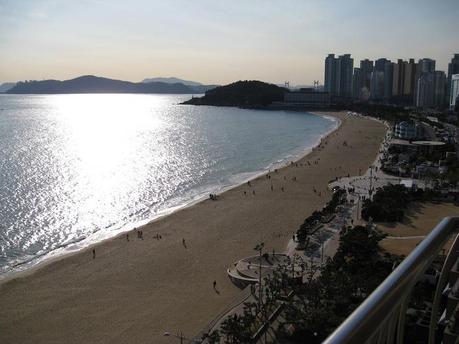 新年早々、会社の三人と、ブレストのための釜山合宿なるものを敢行。<br />釜山のリゾート地「海雲台」のパラダイスホテルに二泊しました。<br />