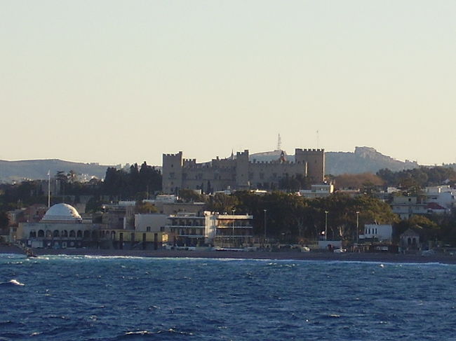 コス島出発から７時間半。<br /><br />ついにロドス島に到着です。<br /><br /><br />表紙は海からグランドマスター宮殿です。<br /><br /><br /><br /><br />日程：２００７年１月５日〜２月５日<br />行程：アテネ（空港のみ）−ケルキラ−イグメニッツァ（経由）−イオアニナ−ヴォロス（経由）−ピリオ−ヴォロス−スキアスォス−ヴォロス（経由）−アテネ（経由）−サモス−シロス−コス−ロドス−カステロリゾ−ロドス−アテネ（経由）−ミロス−アテネ（経由）−エギナ−ポロス−ガラタス（経由）−エピダヴロス−ナフプリオ−トリポリ（経由）−スパルティ（経由）−モネンヴァシア−スパルティ・ミストラス−ゲロリメナス・マニ−スパルティ（経由）−コリンスォス−アテネ
