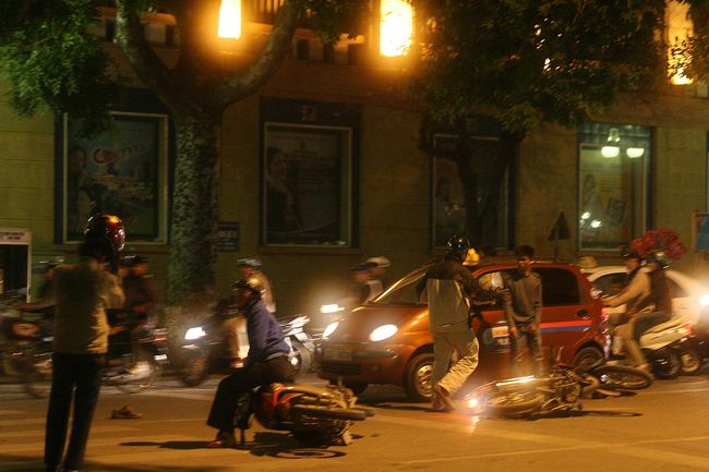 　編集中、<br /> ハノイの夜をぶらぶらしてきました。<br />目の前でバイクの事故を見ました。