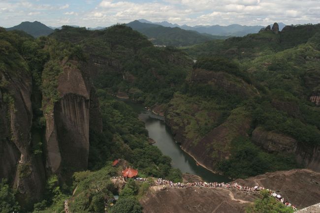 　２００７年の８月中旬に中国の世界複合遺産の１つである武夷山へ行って来ました。<br /><br />　　前編は武夷山の峰峰を九回縫って流れるところから九曲渓と称されている谷川を竹で作られた筏で下る「九曲渓いかだ下り」と武夷岩茶で有名な大紅袍風景区でのウオーキングです。　<br /><br />　前編の構成は　<br /><br />　　　武夷山空港　⇒　遠華国際大飯店・界隈　⇒　武夷山市街　⇒　武夷山郊外　⇒　九曲渓・いかだ下り　⇒　武夷宮宋街　⇒　大紅袍風景区　　で８６枚のスライドショーです。<br /> <br /> <br />　武夷山の後編はウオーキングが中心で天遊峰景区にある標高４００ｍの武夷山ウオーキング（往路の上り階段８８８段＋復路の上り階段１００段）と玉龍大峡谷＆龍川滝（往路の上り階段約１０００段？）及び水帝洞景区（往路の上り階段？段）のウオーキングです。<br /> <br />　後編の構成は　<br /><br />　　　天遊峰景区　⇒　玉龍大峡谷＆龍川滝　⇒　閔越王城博物館　⇒　閔越王城遺跡　⇒　遇林亭遺跡　⇒　古民家　⇒　水帝洞景区　　で９０枚のスライドショーです。<br /><br /> <br />「魅惑の（旅）写真館」のＨＰアドレスは<br />　　　http://udonji.com/<br />です。<br />注）スライドショーは写真を呼び込むのに時間を要します。　ホームページやスライド・メニューの立ち上がりにはブロードバンドで数秒～十数秒掛かります。