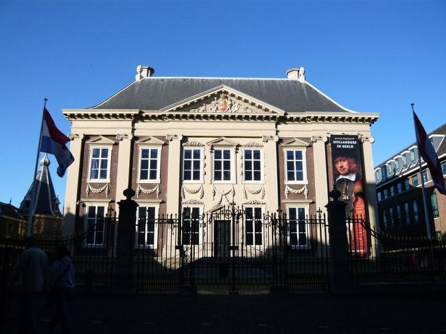 　アムステルダムを離れて次の滞在地、デン・ハーグへ移動です。<br />ハーグへはもちろん「フェルメール」の絵を見に来たのです。<br />オランダ第3の都市、デン・ハーグには政府機関、各国大使館、そして、王室の宮殿があります。<br /><br />アムステルダムから列車で約50分。ハーグには国鉄の駅が3つあるのですが、今回、私のホテルへの最寄り駅はそのうちの一つ<br />[Den Haag Laan NOI]という駅でした。<br /><br />チェックインの時間にはちょっと早かったのですが、部屋の準備が出来ているということで、無事チェックイン。<br />荷物の整理をして、少し休憩してから出発。<br /><br />ホテル最寄りのトラムの駅は高架橋の上にあり、そこからトラムで2つ目が町の中心。<br />まずは今回の目的の「マウリッツハイス美術館」へ。<br />週末ということもあって、とても混み合っていました。<br />今回の旅で訪れた美術館の中でも一番混んでいた気がします。<br />ここは入場料にオーディオ・ガイドの料金も含まれています。<br /><br />この美術館はマウリッツ伯爵の私邸として建てられただけあって<br />外観はとても優雅なルネッサンス風です。<br />ここのコレクションはとても素晴らしいオランダ絵画が多く、<br />有名なものではレンブラントの『テュルプ博士の解剖学講義』、フェルメールの『デルフトの眺望』『青いターバンの少女』<br />ルーベンスの『聖母被昇天』などがあります。<br /><br />私は映画を見てから、ぜひ一度・・・・と思っていたフェルメールの『青いターバンの少女』を見るためにやってきました。<br />この作品は『真珠の耳飾りの少女』とも呼ばれています。<br />フェルメールが好んで使った黄色、そしてラピスラズリの青が<br />とても印象的な絵です。レンブラントもフェルメールも光の使い方が本当に見事な作家です。<br /><br />フェルメールの本を片手に、作品を堪能してきました。それから<br />デルフトを訪れる前に、作品を見ておきたかったので、『デルフトの眺望』もじっくり鑑賞しました。<br /><br />こじんまりとしている美術館ですがコレクションはとても素晴らしく、私のお気に入りリストに加わりました。<br /><br />カフェでお茶をしてから、美術館を後にし、町の中へ。<br /><br />マウリッツハイス美術館は、ビネンホフの一角にあるので、国会議事堂として使われている騎士の館や総理府や外務省などに使われている重厚な建物を外観から見学し、北側にあるホフフェイファの池のほとりを散策しながら過ごしました。<br /><br />その後は聖ヤコブ教会や旧市庁舎、グローテマルクトの辺りを散策し、新教会、中央駅まで歩いてきました。中央駅の近くは再開発されるようで、その計画図と時代と共に変わってきた街並みが描かれていました。<br /><br />午後からの散策だったので、あっという間に日が暮れてしまいました。もう少し遠出したかったのですが、時間切れ。<br />とりあえず、目的は達成できたので満足です！<br /><br /><br />