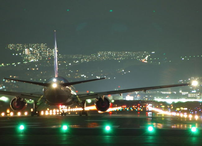 大阪空港に着陸する飛行機を間近で見ようと大阪国際空港南端、千里川の定番スポットに行ってきました。昼は家族連れ、夕方からは恋人同士？と数多くの人々がやって来た。夕方からは飛行機と管制塔の無線を傍受しながら周りの人に解説をする熱烈なマニアと思われる人たちも。当然カメラを構える人も多く居ます。休日を過ごすのにはあきない一日を送れるところと思います。<br />　<br />　このスポット付近には駐車場はありません。路上駐車は交通事故や障害の原因、近所迷惑になりますからやめましょう！