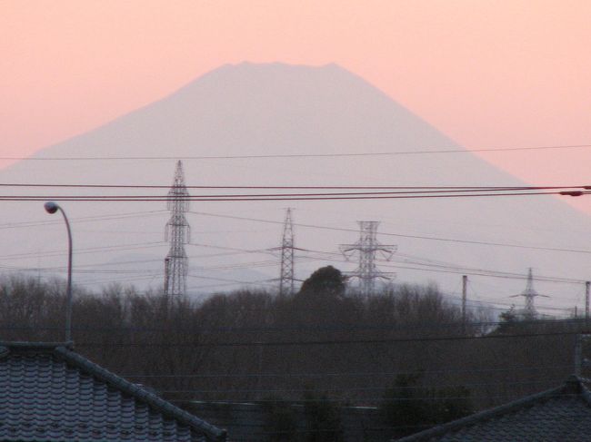 ２月２４日、昨夜からの大寒波襲来で、強風により関東ローム層の土埃が立ちこめ、一日中、洗濯物はおろか外に出ることが出来ず、じっとテレビ、パソコンとにらめっこであった。<br />午後５時過ぎに風音もだいぶ静かになっていたので西の空を見ると久しぶりに富士山の影富士を見ることが出来た。<br /><br /><br /><br />＊午後５時４０分頃の影富士