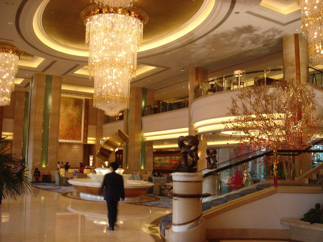 今回は１年ぐらい前に広州にオープンした香格里拉大酒店と「なだ万」を紹介します。<br />上海など中国全土に展開している香格里拉大酒店（シャングリラホテル）ようやく昨年広州でオープンしました。<br />又其のホテルの３階に「なだ万」も入っています。香港のなだ万は有名ですが、広州にも入っていると知ったのは最近でした。<br />住所は　広州市海珠区会展東路１号<br />　TEL　２０−８９１７−８８８８<br /><br />