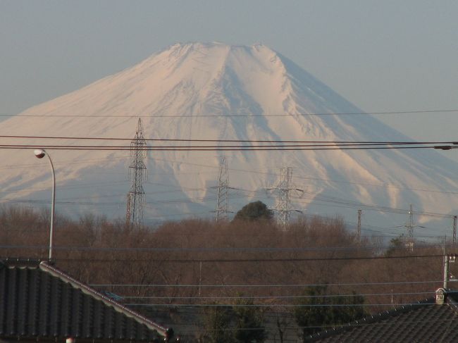２月２５日、午前７時に眼が覚めて、窓の外の空は素晴らしい天気であったので飛び起きて富士山の写真撮影を行った。<br />台風一過の天気に等しかったので空気が澄んでいて素晴らしくくっきりとした富士山が見られた。<br />しかしながら、遅くおきたのでモルゲンロートを見ることができなかったのが悔やまれた。<br /><br /><br /><br />＊午前７時１０分頃の富士山