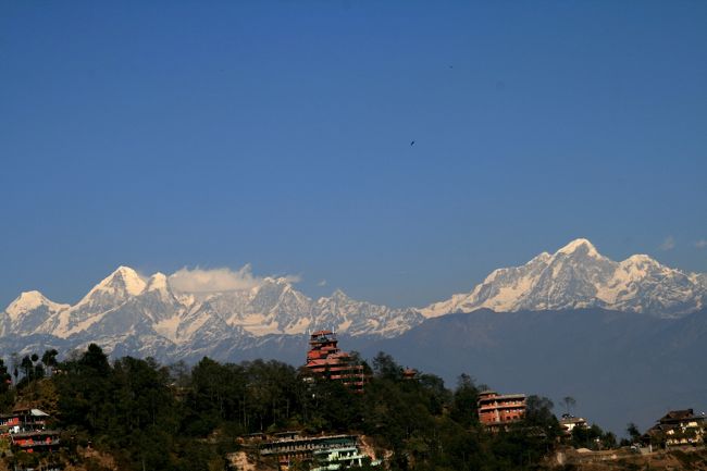 ネパールはヒマラヤの国であり、後開発途上の国であり、ネパール王国という王制国家。<br />この程度しか知らないが、とにかく「世界の屋根ヒマラヤ」を見たくて行ってきた。<br />そして、この程度の知識でも観光ならば十分であったような気がした。<br /><br />即ち、7000〜8000メートル級の　”頭を雲の上に出し”　たヒマラヤが連なり、カトマンズやポカラの町中はホコリと喧噪と雑踏、そして犬と牛と物乞いと押し売りで溢れていた。<br />しかし、王制への予備知識だけは少しばかり揺らいでしまった。<br />それは、2001年に起きた王族殺害事件によるものである。<br /><br />以前、ディスカバリーチャンネルで「王室の惨劇」という番組を観た。<br />これは既に多くのメディアで報道されているので詳細は書かないが、概略は結婚を反対されていた王子が王室の晩餐会の場で国王である父親をはじめ、母親から兄弟姉妹を含む9人を殺害し彼自身も自殺した事件である。<br />しかし、自殺とされた王子は後頭部から撃たれていること、国王たるものの葬儀を外国の来賓も招かず政府内部で慌てて行ってしまったこと、また殺された国王の弟で現国王のギャネンドラが晩餐会に欠席していたことや、更に最近日本では餃子の国となっている大国（？）の影などがちらつき多くの疑惑を残したまま真実は今でも解明されていない。<br />このようなことで国民から信頼を失った現国王は王制を廃止し、この4月の選挙により共和制に移行するとのことである。<br /><br />たかが10日間ほどの旅に何やらシリアスなことを書いてしまったが、とにかくネパールを象徴するヒマラヤ山塊はすべてを見通すかのように神々しいほどの荘厳さで連なっていた。<br /><br />因に、タイトルとした「ナマステ」は「おはよう」「こんにちは」「こんばんは」「ありがとう」「さようなら」とオールマイティーな単語だそうで、どうやら日本語の「ド〜モ」のような挨拶語らしい。日本人は「飲ませて」と覚えておくといいそうだ。<br /><br />表紙は、ナガルコットのホテル展望台からの眺め。