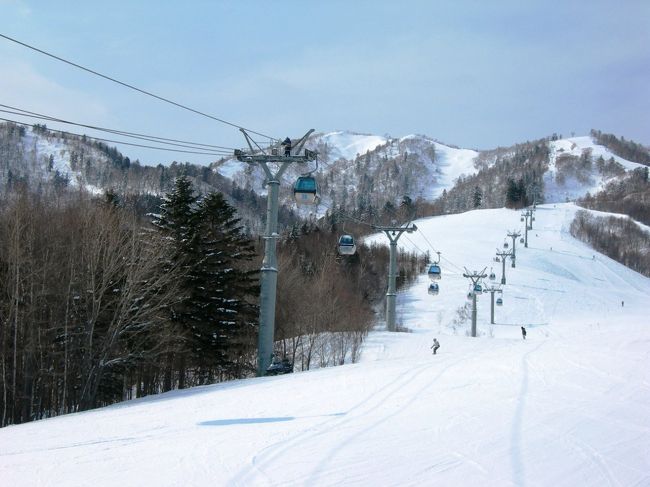 毎シーズン恒例の富良野スキー。<br />今年は久しぶりにベストシーズンの２月に行けた！<br /><br />でも、２月だというのに、全体的に雪は少なめ？ という印象。<br />また、前半は雪が降り続いているのに寒さをさほど感じず。<br />そして、普通の週末でもあったせいか、ゲレンデはかなり空いていて、変わりに、昨年よりのさらにオージーをよく見かけた。<br /><br />雪質はベスト。時期をはずすと滑れない北の峰ゾーンも全コース快適で十二分に楽しめた。<br />よく凍っている、レディスダウンヒルコースやザイラーコースの滑り出しもちっとも凍っていなくて、文句なし！<br /><br />というわけで、とても満足な４日間でした （*^_^*）