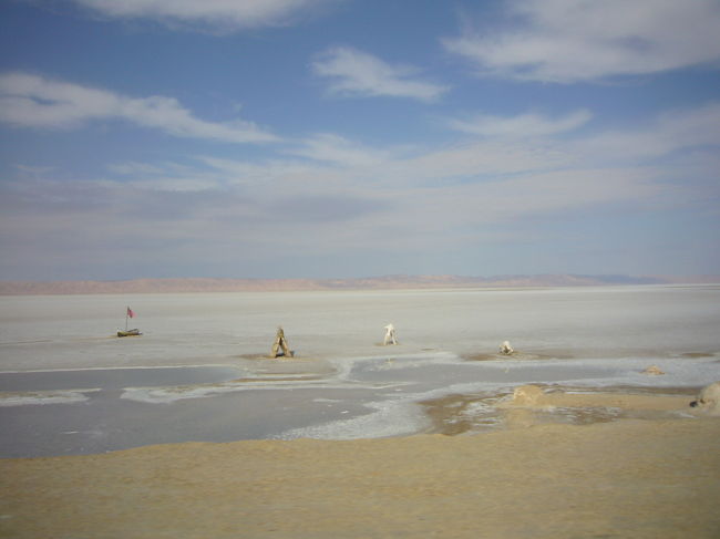 昼食のあとはショット・エル・ジェリドを経由して<br />砂漠の入り口の町ドゥーズまで移動です。<br />ショットとはチュニジア南部にある塩の層に覆われた湖。<br />その中でもショット・エル・ジェリドは約５０００平方?の<br />広さを持つ広大な湖で西はアルジェリア国境近く、<br />東は地中海沿岸まで延びているとのこと。<br />雨期のわりには雨が少ないせいか水は少なく<br />真っ白な塩がたくさん析出していました。