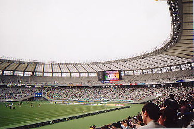 東京でサッカーといえば、代表戦は聖地国立。ＦＣ東京やヴェルディ戦は味の素スタジアム。<br /><br />国立は様々なゲームを見てきてどれも印象深い。<br />味スタもＦＣ東京対ユベントスや、レアル戦なんかも見にいって、どちらも様々なゲームを見に行った思い出がある。<br /><br />特に国立では、豪雨のＦＣ東京対レアルや鹿島対バルセロナ戦で、若き日のメッシ（当時１７歳くらい）のプレーを見たりした。クリスチャーノ・ロナウドも国立で見たなあ。