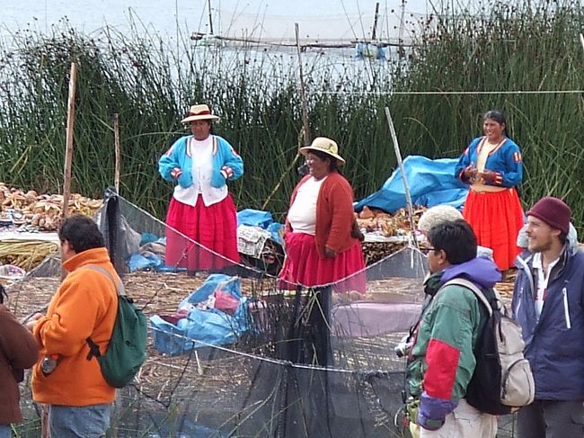 ウロス島の続き.<br />プーノの観光名所<br />-プーノの目玉:ウロス島半日観光、午前と午後毎日出ています。<br />-他の観光名所:タキーレ島、アマンタニー島、シジュスタニ遺跡観光<br />-ボリビア国ラパス側:太陽の島、月の島、カラウタ島とスリキ島<br />-プーノからクスコヘ列車とバスで行けます<br />-ボリビア国のラパスにもバスでチチカカ湖を観光しながら行けます<br />