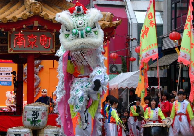 　２００３年２月２日の春節祭に神戸・元町にある南京町へ行ってきました。　この日南京町は中国の正月にあたる春節祭ということもあって龍舞が出るなど各種イベント（中国からこの日のためにやって来た女子学生による宮廷舞踊など）で大いに盛り上がっていました。<br /><br />　その模様をを撮影して来ました。　写真６４枚のスライドショーです。<br /><br /><br />「魅惑の（旅）写真館」のＨＰアドレスは<br /><br />　　　　　http://udonji.com/<br /><br />です。<br />注）スライドショーは写真を呼び込むのに時間を要します。　ホームページやスライド・メニューの立ち上がりにはブロードバンドで数秒～十数秒掛かります。