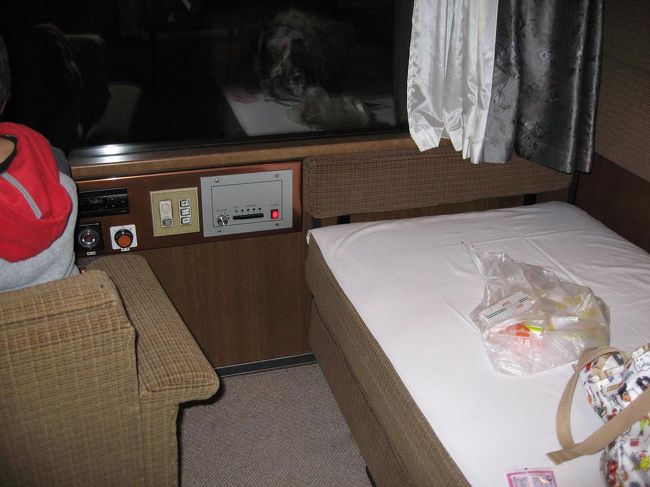 フラリと立ち寄ったＪＲビュープラザで２０秒で決心して買った寝台特急「北斗星」ロイヤルルームでいざ！札幌まで出発。<br /><br />寝台車に乗ったのはマゴッチはもちろん初めて。<br />私は何と３０数年ぶり。<br />孫と同じ５歳の時に父が東京から香川県は高松へ転勤になり、<br />その時初めて乗った寝台車。<br />当時は新幹線はおろか「こだま」もありませんでした。<br /><br />その次の寝台車は、青函トンネルができる前の高校の修学旅行。<br />今は無き３等寝台。寝床が３段になってるやつです。<br /><br />以来寝台車には特別の郷愁があります。<br /><br />特急寝台「北斗星」と北海道一週間乗り放題周遊パス：合計５９９９０円（まごっちが未就学児なのでこれで二人分です）<br />Ｂ寝台やソロだともっとお安くなります。<br /><br />写真はロイヤルルーム内