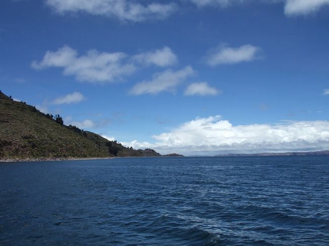 チチカカ湖のタキレ島を写真で紹介します。ウロス島から小型舟で約2時間30分。波が高くて、怖かったです。今にも波に飲み込まれるそうでした。幸い、無事に帰ってこれました。人口は、約1000人、標高3800メートルから4050メートル、島の長さ5,4Km,幅1,3Km<br />島には、ホテル、レストラン等もありますので、滞在可能です。住民は、農業と織物を主に生産しています。島のあちこちで織物している子供達に出合いました。織物は、プーノより安いのでお買い徳。この島には、犬一匹もいないそうです。犬は、幸せを運んでくれいないそうです。ヤマ、アルパカ等の動物もあまりいませんでした。<br />プーノの観光名所<br />-プーノの目玉:ウロス島半日観光、午前と午後毎日出ています。<br />-他の観光名所:タキーレ島、アマンタニー島、シジュスタニ遺跡観光<br />-ボリビア国ラパス側:太陽の島、月の島、カラウタ島とスリキ島<br />-プーノからクスコヘ列車とバスで行けます<br />-ボリビア国のラパスにもバスでチチカカ湖を観光しながら行けます<br />