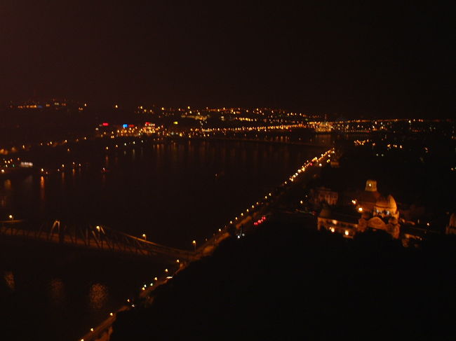 外国語大学でハンガリー語を専攻語として学んでいたので、大学2年生の夏休みにハンガリーに行きました。<br /><br />期間は2002年の8月6日から8月31日でお盆の待った只中。航空券がとても高かったのが印象的です。<br />その時に撮った写真を紹介。<br /><br />ブダペストも何回かにわけて、紹介します。<br />今回は夜のゲッレールトの丘を紹介します。