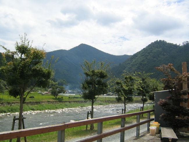 兵庫県の山奥・宍粟市に行きました！<br />お目当ては新鮮なお野菜と、川に足を浸しに行く事、そして滝でマイナスイオンをいっぱい浴びる事！<br /><br />車を走らせて２時間ぐらいかな？<br />たどり着いたのは本当に何もない山奥。<br />たまに道の駅に降りては、新鮮な野菜にジャム・蜂蜜を物色。<br />8月というのに29度という、街ではありえない気温も重なってテンション↑↑↑<br /><br />お昼ごはんは氷ノ山の麓、やまめ茶屋。<br />氷ノ山に行く登山者の玄関口です。<br />かやぶきのお家を改装したお店は、とっても素敵な家屋。<br />庭にはやまめがたくさん居て、川が流れ花も咲いていて、本当に日本の田舎に来た気分。<br /><br />滝は夫婦のように、２連の滝。<br />川原に足を浸すと、ギンギンに冷たくて気持ちいい♪<br />本当に素敵なリフレッシュになりました。<br />ここ、本当に山奥すぎて観光ってほどでもありませんが、ボーッとするにはもってこい！