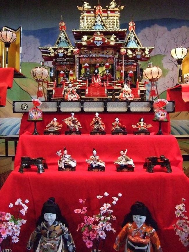 かって幕府の天領として栄えた上下は、備後・備中五万石を支配する代官所が置かれ、いち早く中央の文化が伝わった歴史と文化の香る町です。そんな上下の町並みで７０軒もの、お雛様の展示が見れます。<br /><br />日本すきま漫遊記<br />http://www.sukima.com/14_sanyou01_06/12okina.html