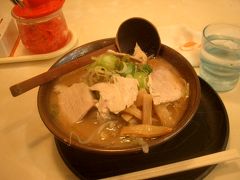 新進亭で白みそラーメンをいただく