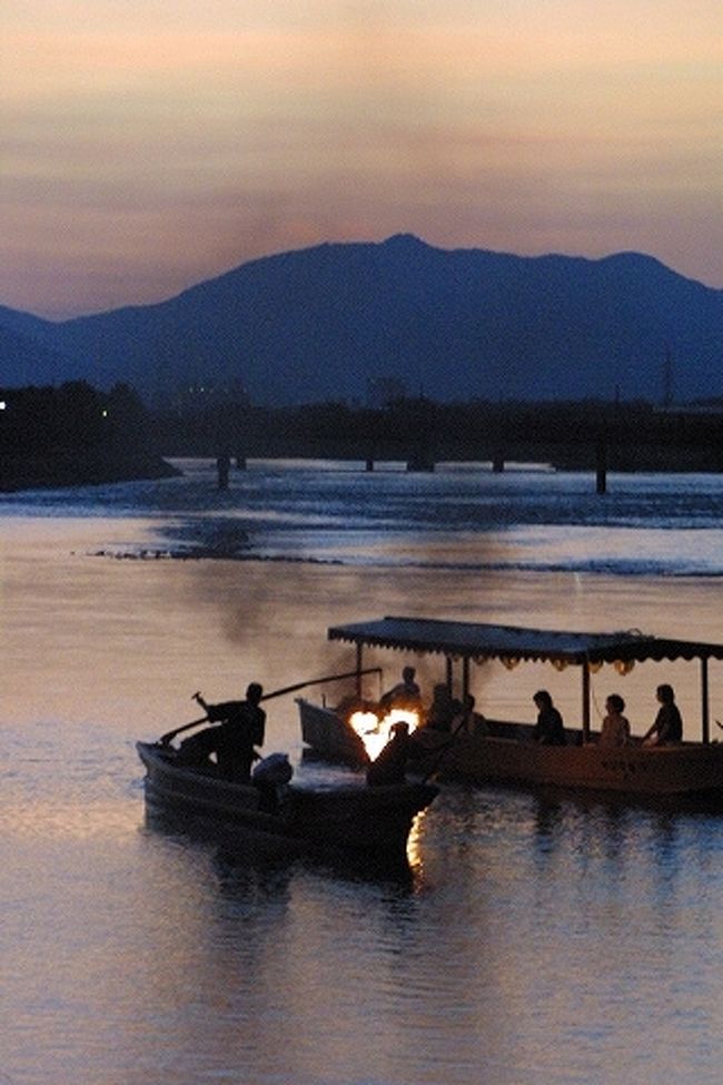 　２００１年の夏、京都は宇治川（京阪電車「宇治駅」より８分の塔の島付近）へ鵜飼を見に行って来ました。　観光客を乗せた観覧船が塔の島付近を周回して夕闇迫る７時頃、篝火をつけた鵜船が船頭さんと鵜匠を乗せて夕景色の中に現れます。　そして平安時代にタイムスリップしたような幻想的な雰囲気の中、鵜匠の巧みな技に操られた鵜の魚獲りが次々と展開していきます。<br />　２３枚の写真をスライドショーにしました。　幻想的な鵜飼ショーをお楽しみください。<br /><br />「魅惑の（旅）写真館」のＨＰアドレスは<br /><br />　　　　　http://udonji.com/<br /><br />です。<br />注）スライドショーは写真を呼び込むのに時間を要します。　ホームページやスライド・メニューの立ち上がりにはブロードバンドで数秒〜十数秒掛かります。