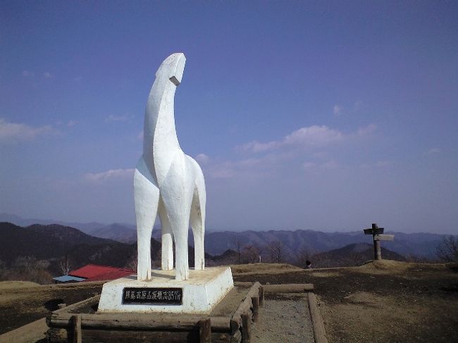 1日の土曜日は、天気も良くどこかに行きたい気分でしたので、<br />前から行こう、行こうと思いながら行けなかった陣馬山に<br />行ってきましたー。<br /><br />行程は、藤野駅〜陣馬山登山口〜奈良子尾根〜陣馬山山頂〜<br />明王峠〜与瀬神社〜相模湖駅です。<br /><br />