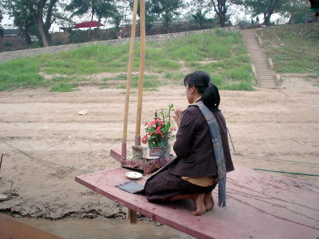 世界遺産としては、危機的状況のルアンパバンでは、ラオスの良さは味わえないので、早く切り上げて、パクベンに向かうことにした。<br /><br />世界文化遺産のタイ・スコータイで出会った、ドイツのバイク野郎夫婦が言っていた、<br /><br />ｱﾘﾔﾝ　　　：「ルアンパバンってどんなトコ？」<br /><br />バイク野郎：「アー、アソコはディズニーランドか、ノイシュバンシュタイン城みたいなモンジャ」<br /><br />その意味が来てみて分かった。<br /><br />＊ドイツのバイク野郎については；http://4travel.jp/traveler/ariyan-eurasia/album/10128473/<br /><br />スコータイ、アユタヤでは、街と遺跡をキッパリ分けて、遺跡は遺跡公園として車進入禁止にして、遺跡時代の雰囲気が味わえるように工夫している。<br /><br />あれは、遺跡群を危機から守ろうとするタイ人の意思の表れと、見て取れる。<br />あれ位になると、金を出しても惜しくは無い。<br />ルアンパバンの人たちは、もっと考えて貰いたいものだ。<br /><br />いよいよ、メコン河をさかのぼるのだが、スローボートは世界自然遺産級の価値はある、と思う。<br /><br />スピードボートはラフティング好きな若者には良いが、メコンの匂いと味は、やはりスローボートである。<br /><br />旅先ではネット環境が劣悪なので４トラには表紙のみアップしています。行く先々でアップデートなＨＰを展開する為に、現地で緊急避難ページを作成しています。４トラには帰国後改めてアップして行きます。<br />http://www.geocities.jp/ariyan9909/eurasia2_109.html<br />ルート・マップからは；<br />http://www.geocities.jp/ariyan9908/ 