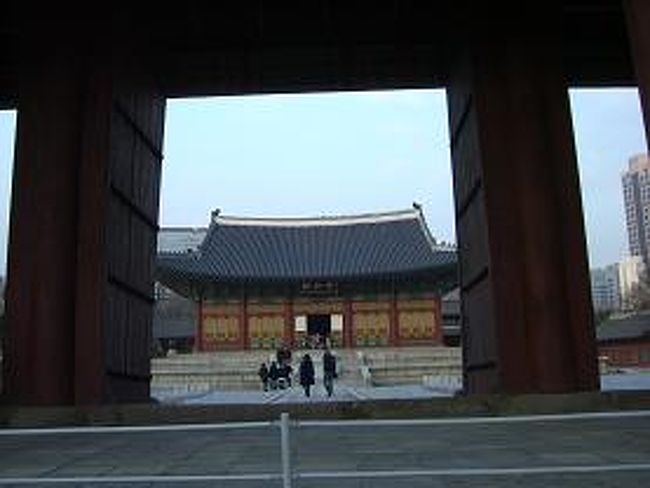 韓国でお正月３日目の午後・・・。<br /><br />徳寿宮（トクスグン）に行って来ました♪<br /><br />ソウル市庁の前にある宮殿です。<br /><br />入場料、大人一人１，０００ウォンでした。