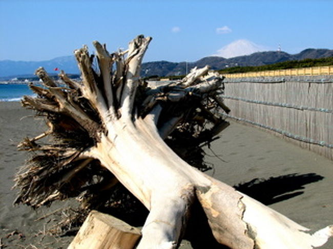 太井松田方面から、旧道で足柄峠を越え、富士小山に抜ける旅。<br />夕日の滝は凍りつき、2月中旬の峠も残雪多し。滝には荒行を行うものあり、見入ること暫し。峠からの富士は晴れれば最高。