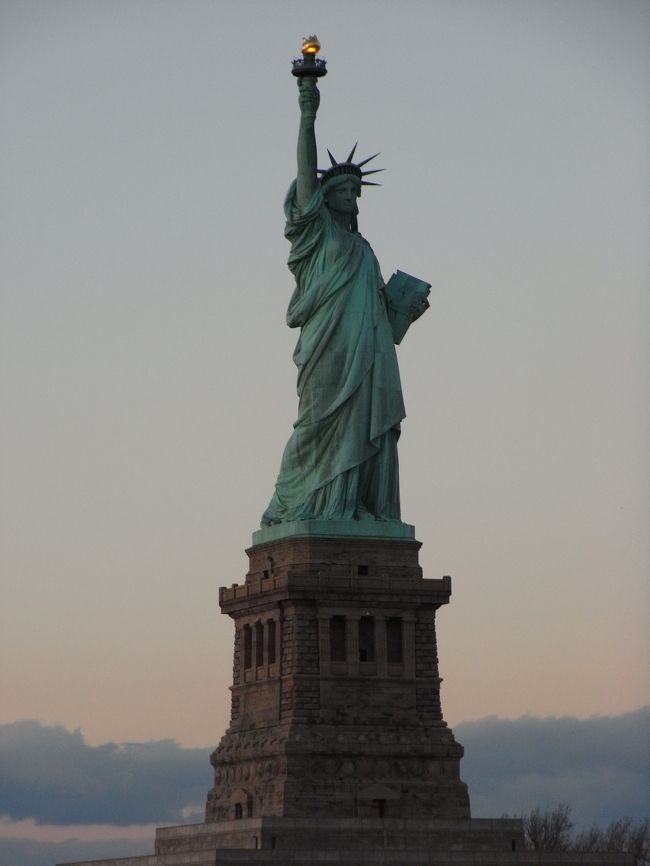 ★2007/12/30~2008/1/5★<br />~ NY&ナイアガラで年越しの旅!!5泊7日 ~<br /><br /><br />世界的に有名なカウントダウンスポットである<br />NYへ行く事に。<br /><br />NY行くなら、ナイアガラは外せない!!』<br /><br />って事で、大忙しの2都市周遊♪<br />ε=ヽ(‘ ▽‘)ノ<br /><br />さ、さささ、寒そう…<br />(; ̄w ̄)=3<br /><br />でもさ、NYのカウントダウンを体験デキるなんて<br />最高じゃーーーーーーーーん♪<br /><br />寒さなんて、フッ飛ばすぜぃ!!!<br />Σd(゜∇^d)<br /><br /><br />【旅行会社】R&Cツアーズ<br />【手配時期】07年9月上旬<br />【燃料サーチャージ】¥34000位<br />【レート】1$=110前後<br />【ホテル】NY:クラウンプラザホテル タイムズスクエア マンハッタン<br />http://www.ichotelsgroup.com/h/d/6c/490/ja/hd/nycmh<br />ナイアガラ:シェラトン オン ザ フォールズ ホテル<br />http://www.starwoodhotels.com/sheraton/property/overview/index.html?propertyID=1330<br />【参考サイト】オフ・オフ ニューヨークツアーズ<br />http://www.offoffny.com/