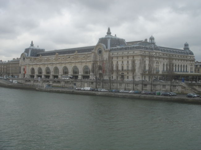 終着駅から印象派の殿堂になったオルセー美術館は、訪れる度にワクワクします。<br /><br />ここには、原則的には１８４８年から１９１４年までの作品が展示されています。<br /><br />オルセー美術館は、ルーブル美術館、国立近代美術館とあわせて、<br />パリ３大美術館のひとつで、ミレーとマネとゴッホの作品は特に充実しています。