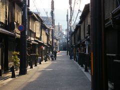 京の茶屋街　祇園の息づく夜と静かな朝の光景