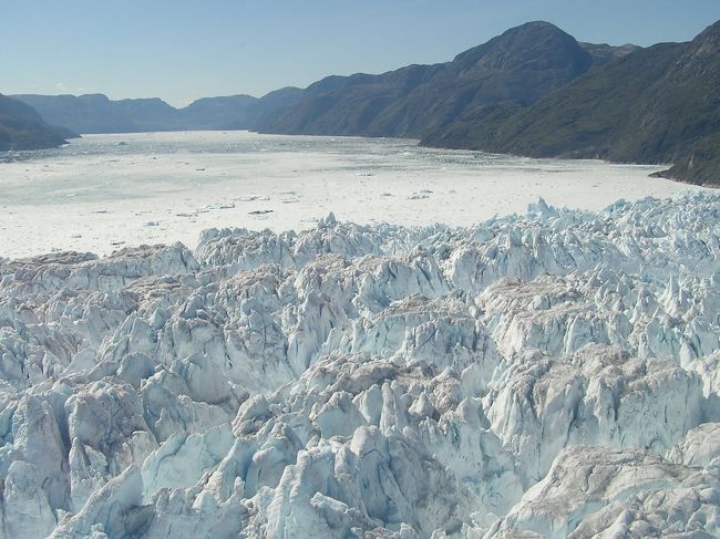 アイスランドからグリーンランドのナルサルサークへ。３連泊して徒歩と船とヘリで３つの氷河を堪能。自然以外に何もないけど、その自然が凄い！