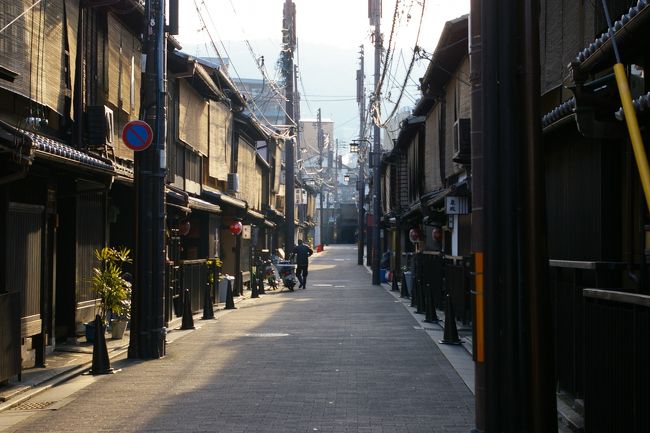 ただいま工事中です　完成までしばらくお待ちください。<br /><br /><br />京都の代表的な花街である祇園。江戸時代から明治にかけられて建てられた規模の大きな町家が通りに面して軒を並べて建ち並ぶ姿はなんともいえない風情ある光景です。二階の軒先からすだれを下げた独特の景観をもつ活気ある祇園の茶屋町の息づく夜の姿とひっそりとした静かな朝の姿を紹介しましょう。