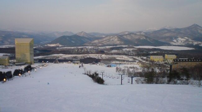 3/10･11で安比高原スキー場に行ってきました。<br /><br />安比は2年ぶり。<br />長いコースが多いし、<br />レベルにあわせてコースが選べるのが嬉しい♪<br /><br />平日の安比も初めてなのでとてもよかったです☆<br /><br />一泊二日といっても初日は主人の仕事の関係で東京駅に9時半。<br />ゆっくりの出発で安比についたのは2時。<br /><br />３時前に滑り始めて、ゴンドラが４時１５分まで。<br />それからナイター営業（８時まで）になり、<br />７時まで滑りました。<br /><br />温泉パティオの券が付いていたので、<br />スノボの後に食事をして、温泉へ。<br /><br />それからは部屋でトランプ大会。<br />『ナポレオン』を夜中の２時くらいまでやってましたｗ<br /><br />これがやめられなくなるんです！<br /><br />翌日は７時起床。<br /><br />食事をして、８時半には滑り始めました。<br />帰りのバスの時間の関係もあったけど、<br />途中、霧雨がふり思った以上に雪がシャーベットになり<br />全然滑らなくなったので、予定よりも早く切り上げて<br />温泉に入って帰ってきました。<br /><br />