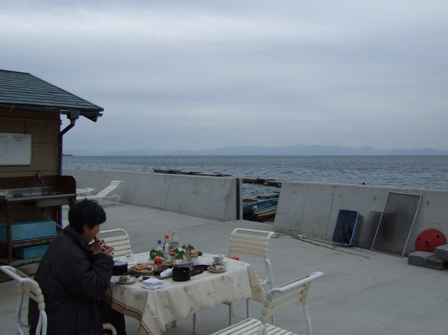 11月初めに姫路沖にある家島群島に鯛を食べに行きました。（古くて御免ください）<br />春の桜鯛と並んで10月から11月の紅葉鯛も美味しいです。<br />家島の男鹿島へは姫路から船で渡ります。週日の昼とて客は我々夫婦だけ。秋の日を浴びながら海を眺めてゆっくり昼食。至福。<br />12月に入ると海苔の養殖作業が忙しくなり店を閉めるといって居られた漁師宿。<br />今度の明石海峡衝突船沈没事故で流出した重油汚染で兵庫の海苔が全滅したとのニュースに宿の方々の顔を思い出しながら心配しています。