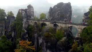 26雨に煙る砦を結ぶ石橋とエルベ川峡谷（ザクセン・スイス）