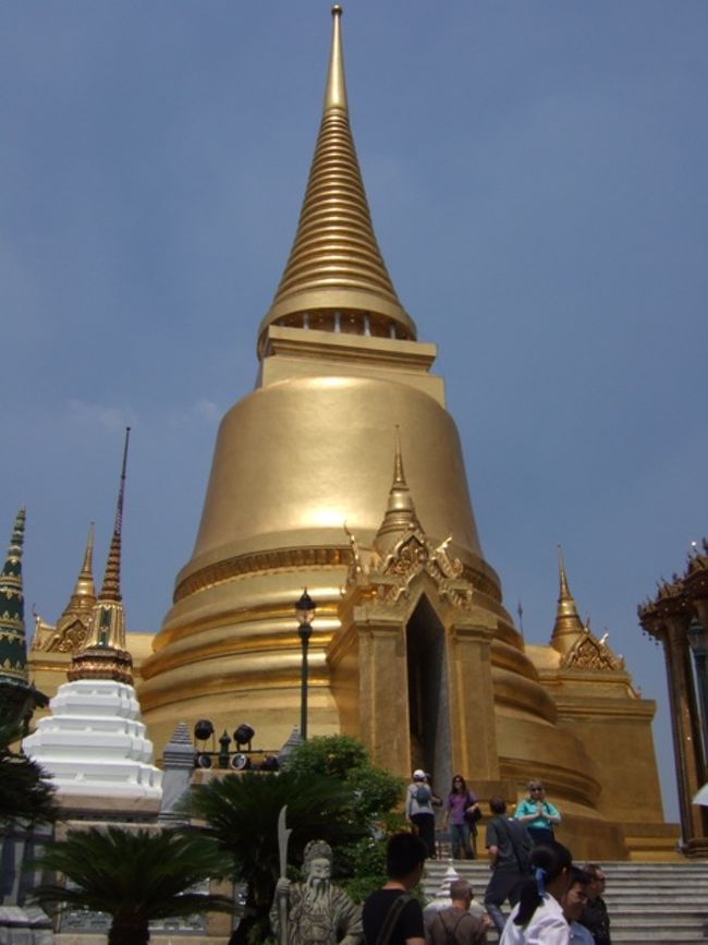 寒い日本を脱出して、タイの首都バンコクを訪れました。<br />スワンナプーム国際空港から市内へは、車で約40分。<br />街の中心部に近づくにつれ、何列にも並んだ車がひしめき合うように、大渋滞し、トラックの荷台に何人もの人々が乗りこみ、そして、ほんの少しの隙間を見つけては、次々に車が横から割り込む光景にハラハラドキドキ。<br />ベトナムでは、バイクの多さに驚きましたが、タイでは、車の多さに驚かされました。<br />現地2泊の短い滞在ながらも主要な観光スポットを巡り、ショッピングに、3日連続でマッサージ店に通い、初めてのタイを満喫しました。<br />バンコク市内観光の最大のハイライトであるタイ仏教の絢爛豪華な黄金の輝きを放つ仏塔や仏像・寝釈迦仏等は、どれも素晴らしく、目を見張るものがありましたが、何よりも印象深かったのは、タイの人々そのものでした。<br />王宮を訪れた時に喪服姿の人々があまりに多いので、不思議に思っていたところ、それは、2008年1月2日に現タイ国王の姉君であるガラヤニ・ワッタナー王女がご逝去されたことにより、喪に服す人々が王宮を訪れる姿だったのです。<br />ご逝去から約2カ月が経過しているにもかかわらず、喪服で王宮を訪れる多くの人々、また、訪れる先々の寺院の随所で床にひれ伏し、拝む人々を目にし、タイ国民の王室を敬愛する気持ちと信仰心の深さに心打たれました。<br />