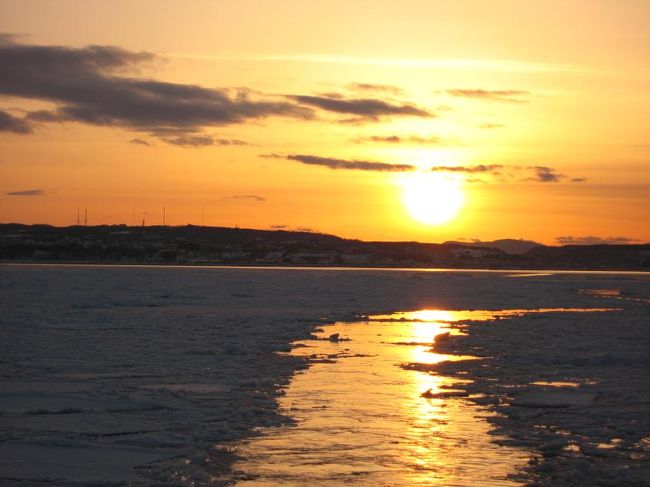 今年は流氷がたくさん来ているそうだ。浜辺に接岸しているのもあった。<br />今回の私の一大イベントは流氷船に乗って流氷をみること。<br /><br />見ました。流氷！生まれて初めてでした。<br />感動しました。<br />流氷に沈む夕陽息を呑む美しさでした。