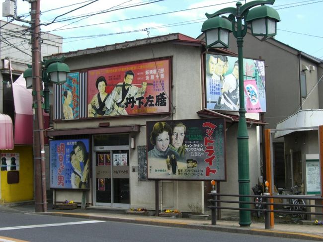 3/15日、ポカポカ陽気の中、あまりに暇なのでどこかに出かけよう…と思い立ち、青梅にお散歩に出かけました。<br />立川駅で青梅線に乗り換え、約30分、ホームに降り立つと、早速昭和のレトロな風情がいっぱいに出迎えてくれます。<br />今年は平成20年だから、もう昭和は随分昔だなぁ・・・、とか小渕官房長官(当時)が「平成」の年号を発表した時のことを思い出したりしながら、レトロな雰囲気の街並みを散策しました。<br />昭和レトロ商品博物館には、昔のお菓子などのパッケージが沢山並んでいます。「あっ、これ食べてた!!!」、懐かしさがよみがえりました。<br />今回は、午後から思いつきで出かけたので、あまり時間がなかったのですが、また今度ゆっくりと時間をかけて行きたいと思いました。